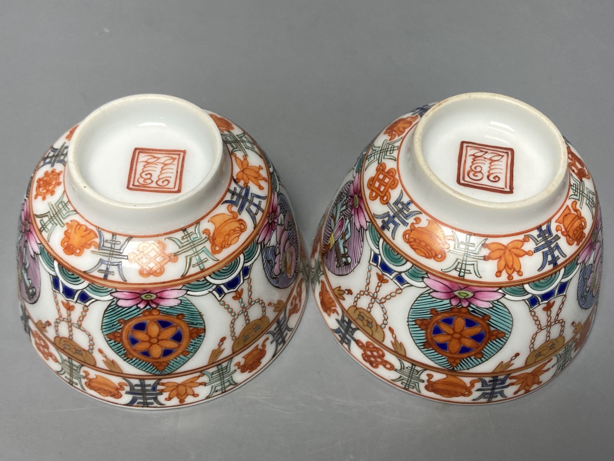 A pair of footed polychrome bowls, diameter 9cm